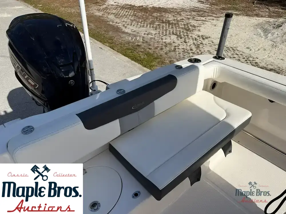 2023 Robalo R222 Explorer
