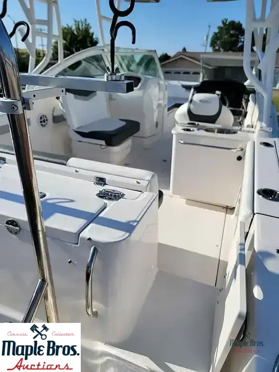 2022 Robalo R247