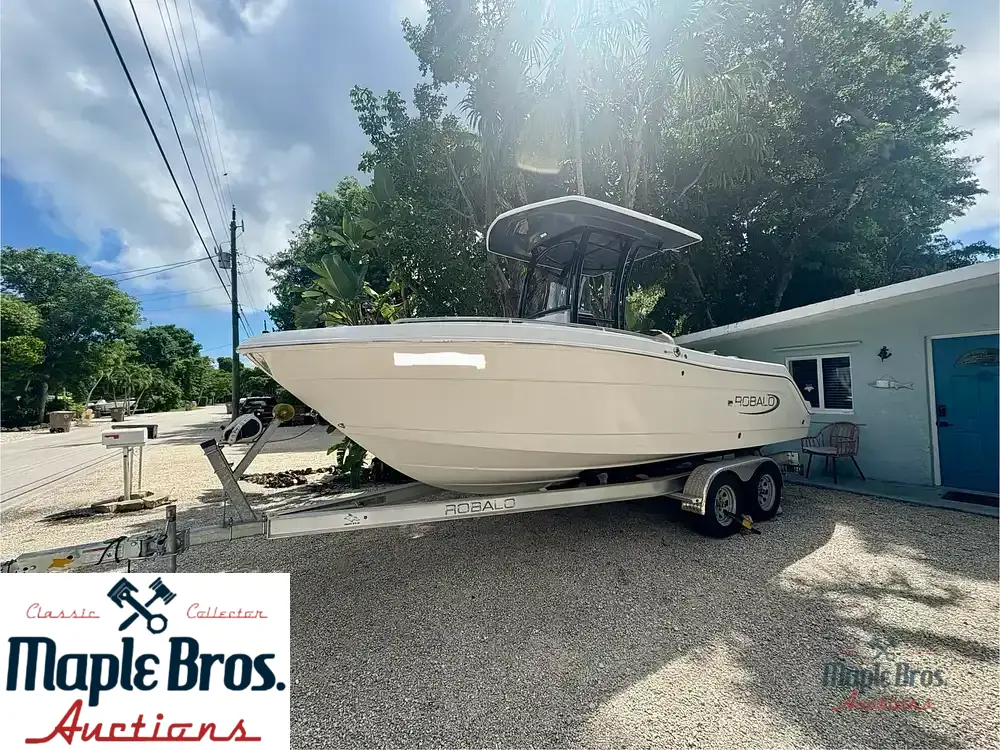 2021 Robalo R222