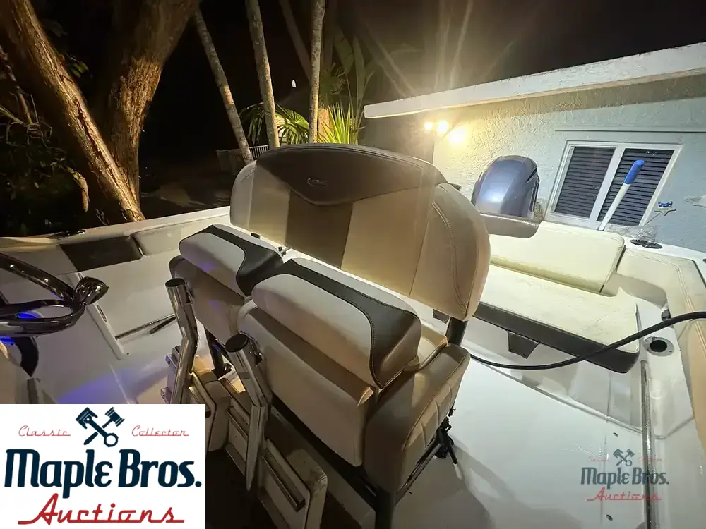 2021 Robalo R222