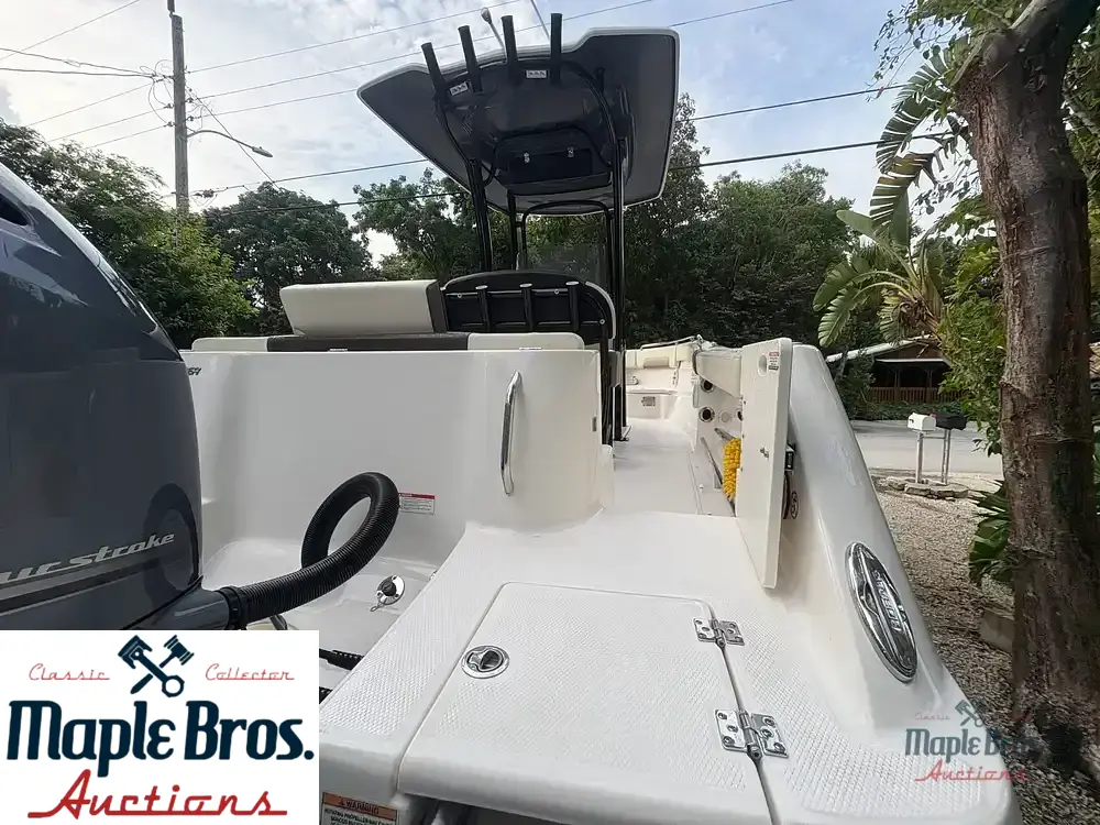 2021 Robalo R222